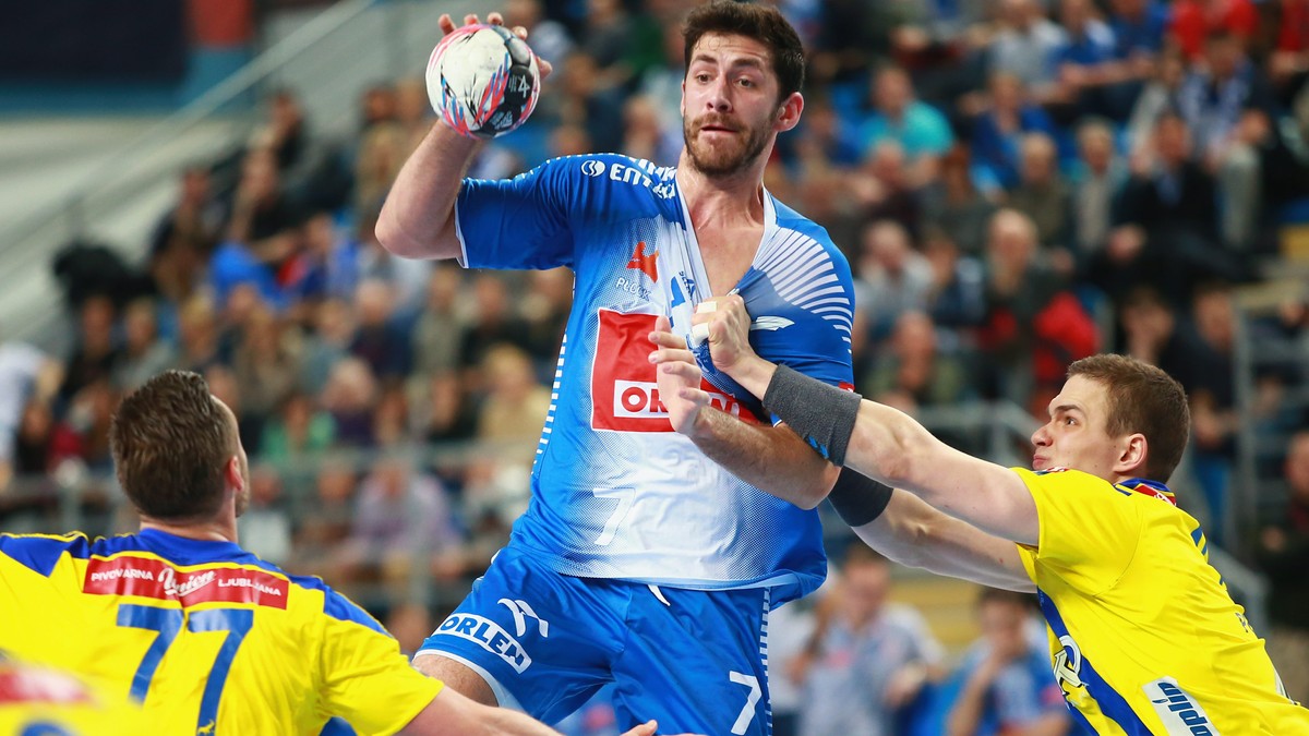 Dan Racoțea (centru), jucătorul echipei poloneze Wisla Plock, revine în naționala de handbal a României. (FOTO: EPA)