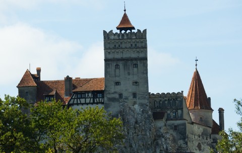 Peisaj cu faimosul Castel Bran, între Transilvania și Valahia