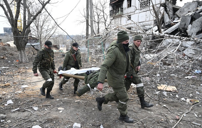 Trupurile civililor uciși în Mariupol putrezesc pe străzi sau în morminte improvizate de vecini: „Nu-l voi găsi niciodată pe tata”