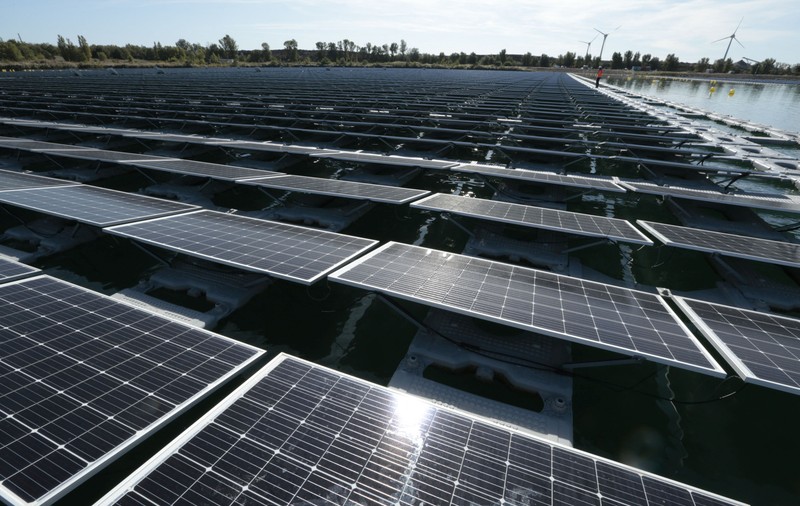 Prima fermă solară plutitoare din Europa, inaugurată în Franța. Poate alimenta cu energie un oraș cât Năsăudul
