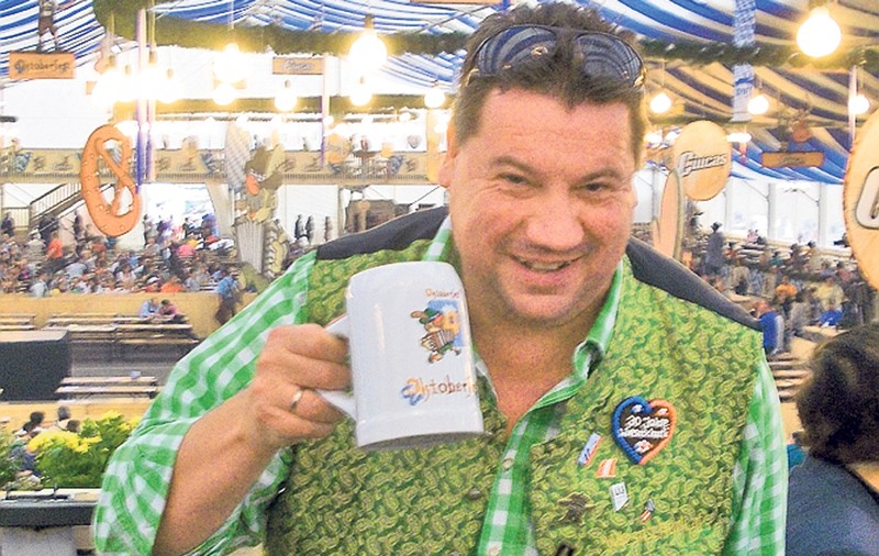 Umblă prin lume după BERE! Cel mai mare fan al fenomenului Oktoberfest a ajuns şi la Braşov