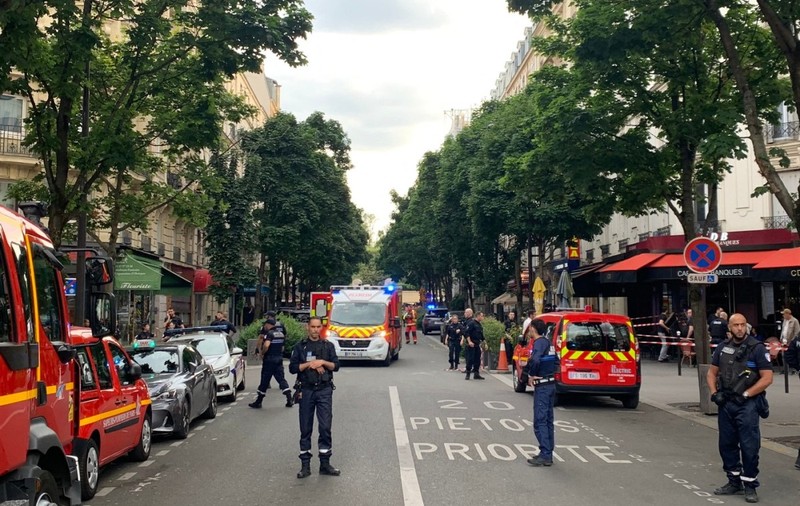 O mașină a intrat într-un grup de oameni pe terasa unei cafenele din Paris. Un mort și șase răniți