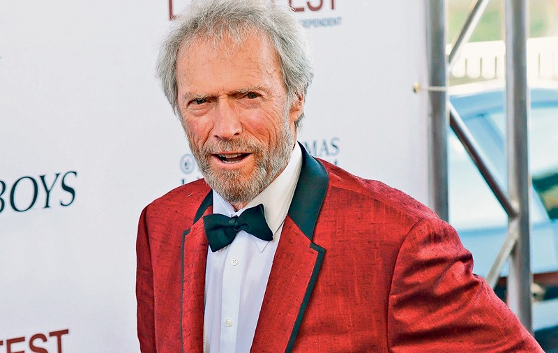 Clint Eastwood ar putea da lecţii de seducţie oricărui bărbat! Învârte femeile pe degete, la 84 de ani