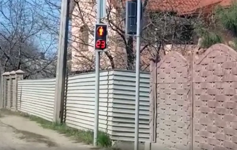 VIDEO IREAL! În Cernăuți, Ucraina, un intrând de numai 2 metri este semnalizat cu semafor!