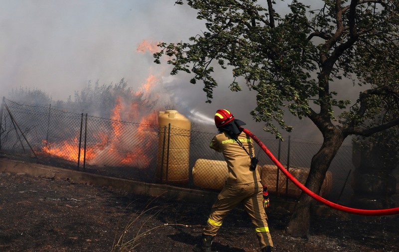 Două localități din Grecia au fost evacuate din calea unui incendiu de vegetație izbucnit în apropiere de Atena