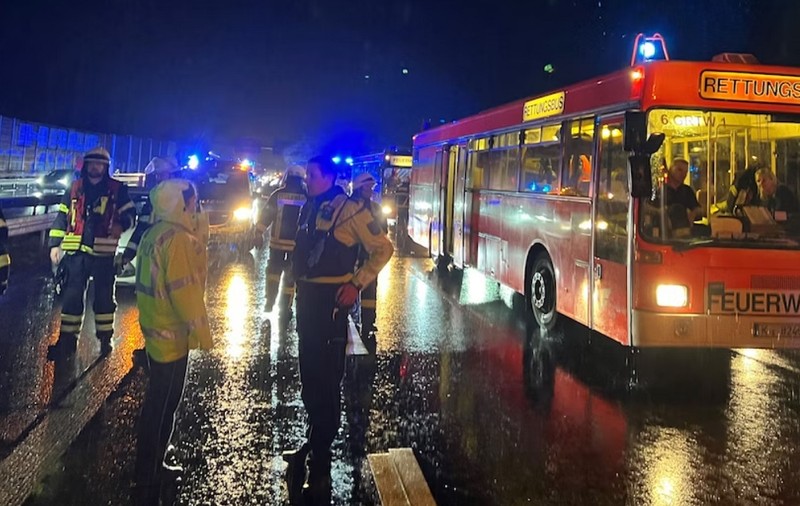 Accident cu 32 de mașini, pe o autostradă din Germania. 60 de oameni s-au adăpostit în autobuzele pompierilor