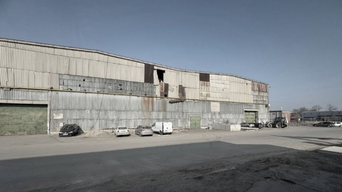 Fabrica de țevi „Republica” este situată într-o zonă industrială importantă din București. Se află în apropierea Halei Laminor, un monument istoric ce face parte din ansamblul industrial „Malaxa”