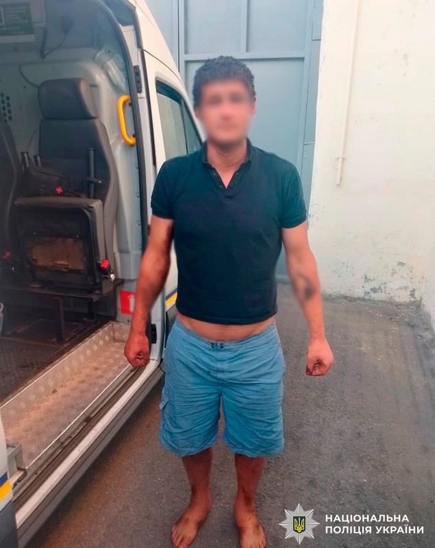 Polițiștii au curățat 5 ore un hoț care s-a uns cu smoală ca să jefuiască un magazin, în Kiev | VIDEO