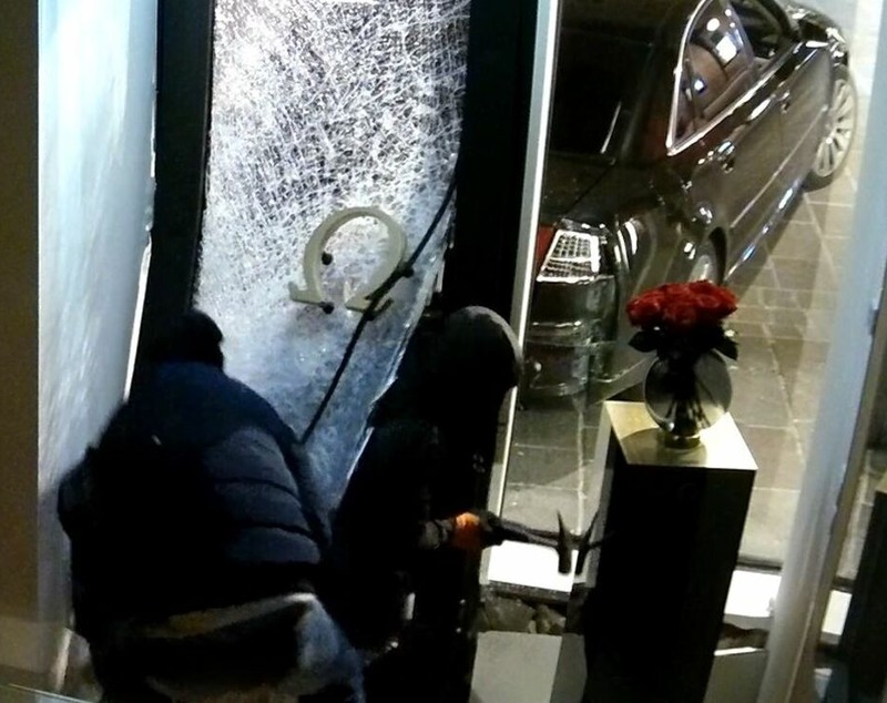De frică, un român n-a vrut să spună cu cine a furat 73 de ceasuri în valoare de 500.000 de euro, în Austria, și e singurul dintre hoți care merge la închisoare