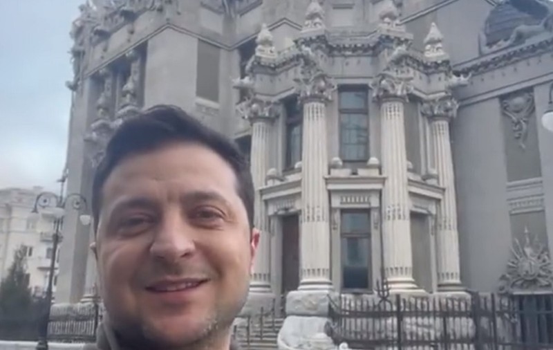 VIDEO | Președintele Ucrainei, mesaj de încurajare de pe străzile din Kiev: „Sunt aici, nu vom depune armele!”