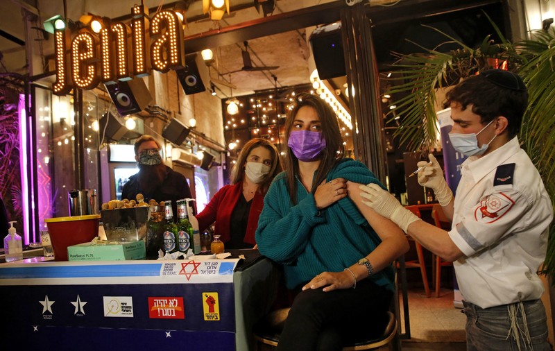 Un bar din Israel, devenit centru de vaccinare, oferă oamenilor băuturi gratis în schimbul imunizării anti-COVID