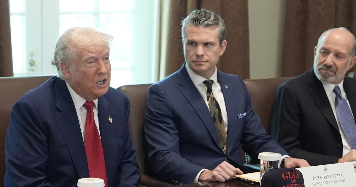 Pete Hegseth (în centru), alături de Donald Trump (stânga), la o ședință la Casa Albă. Imagine cu caracter ilustrativ Foto: Profimedia