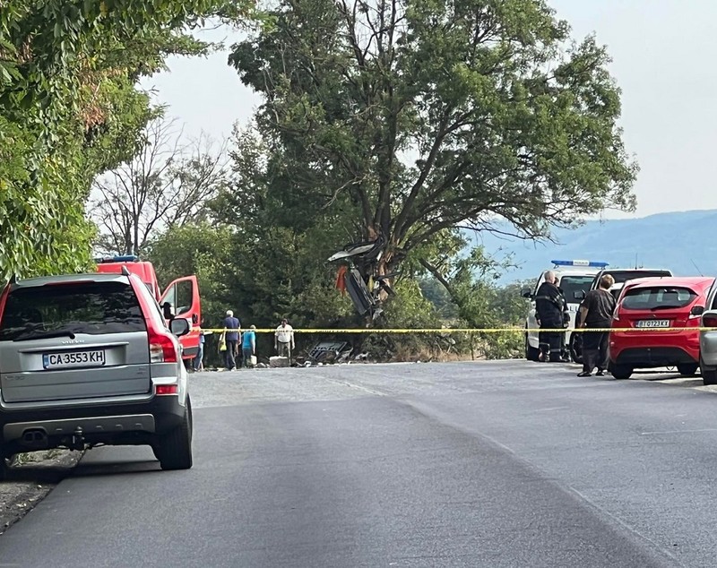 Imagini teribile cu autocarul românesc implicat în accident în Bulgaria. Bucăți din vehicul au rămas agățate de un copac