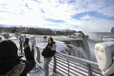 Mulți turiști au mers la cascada Niagara, înghețată parțial, pentru a face fotografii. Foto: Profimedia