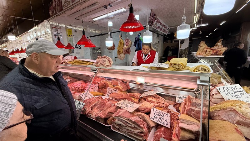 Tarabele sunt pline de carne de porc în Piața Obor din București. Foto: Libertatea