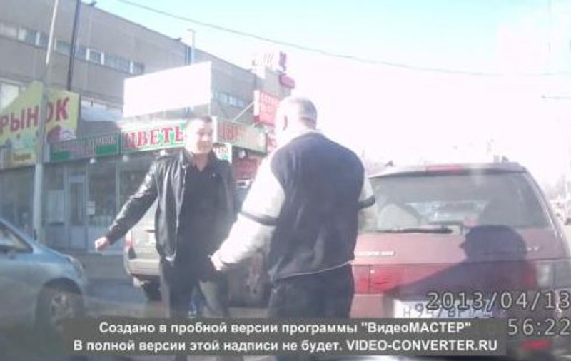 Şmecheria costă! Un rus i-a spart cauciucurile unui şofer în trafic, dar şi-a luat bătaie de la ceilalţi conducători auto! | VIDEO