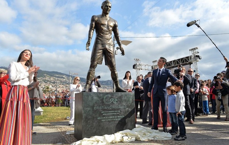 Statuia lui Cristiano Ronaldo din Funchal a fost vopsită cu numele lui Messi / FOTO ÎN ARTICOL