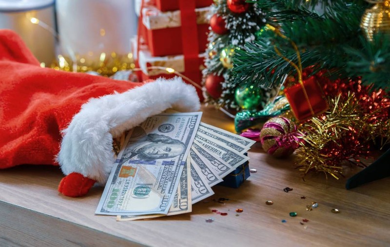Un bărbat a intrat într-un magazin și a plătit datorii de 8.000 de dolari pentru zeci de familii, de Crăciun. Povestea omului care de 25 de ani este Secret Santa pentru necunoscuți