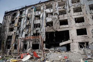 Clădirea distrusă a Serviciului de Securitate al Ucrainei (SBU) din Mariupol, Ucraina, 21 mai 2022. Foto: EPA