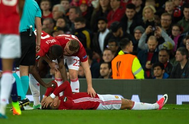 epa05917879 Manchester United's Marcos Rojo holds his head after picking up an injury during the UEFA Europa League quarter final , second leg, soccer match between Manchester United and RSC Anderlecht at Old Trafford in Manchester, Britain, 20 March 2017. EPA/PETER POWELL