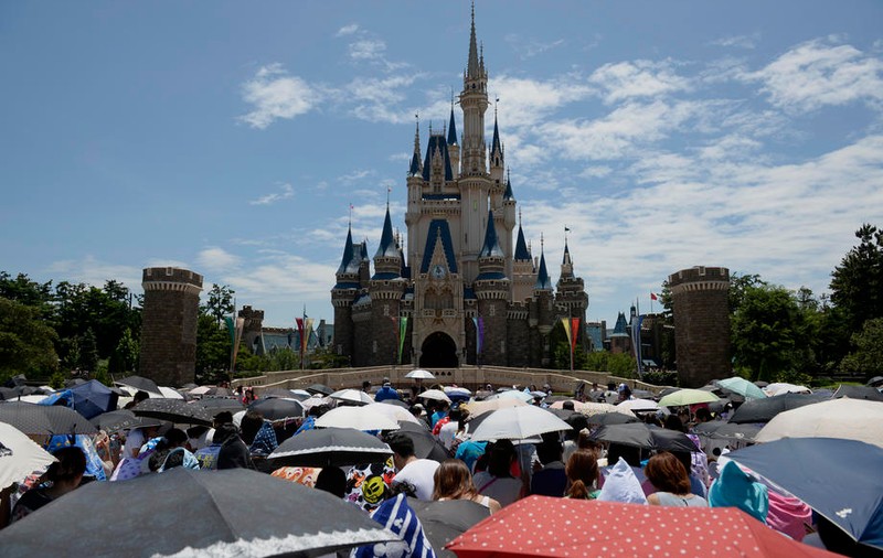 Teama de coronavirus a închis parcurile Disney din Tokyo pentru două săptămâni. Ce măsuri au mai luat japonezii