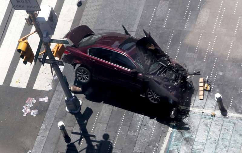 O mașină a intrat în trecătorii din Times Square | O persoană a murit și 22 au fost rănite. Șoferul este un fost militar