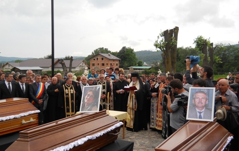 Slujbă de pomenire pentru cele patru victime din Curtea de Argeş