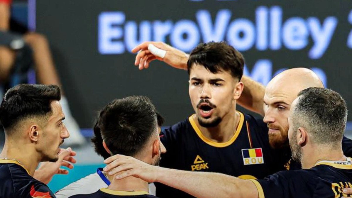 Naționala României de volei masculin, antrenată de Sergiu Stancu, a reușit o performanță remarcabilă, calificându-se pentru a doua oară consecutiv în sferturile de finală ale Campionatului European. Sursă foto Facebook/Federatia Romana de Volei