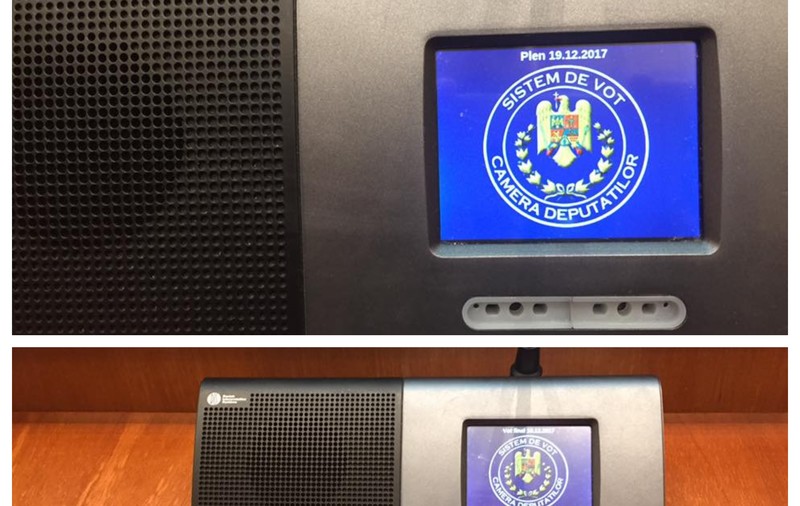 Au reapărut butoanele la microfoanele parlamentarilor din plen; Opoziția spune că este o victorie