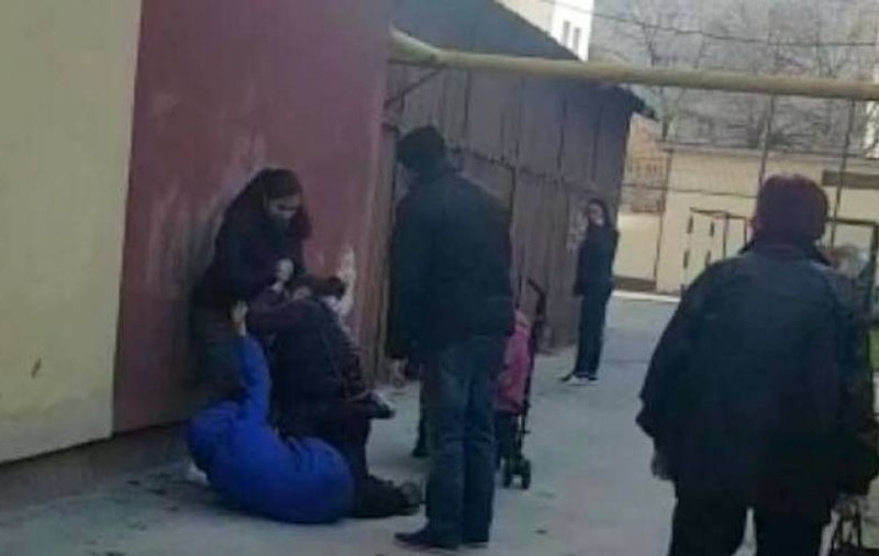 Bătaie între trei femei în curtea unei școli din Slatina. Elevii au fost martori la altercație