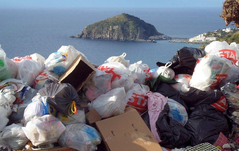 Paradisul Maldivelor ascunde cea mai mare insulă de gunoi din lume 