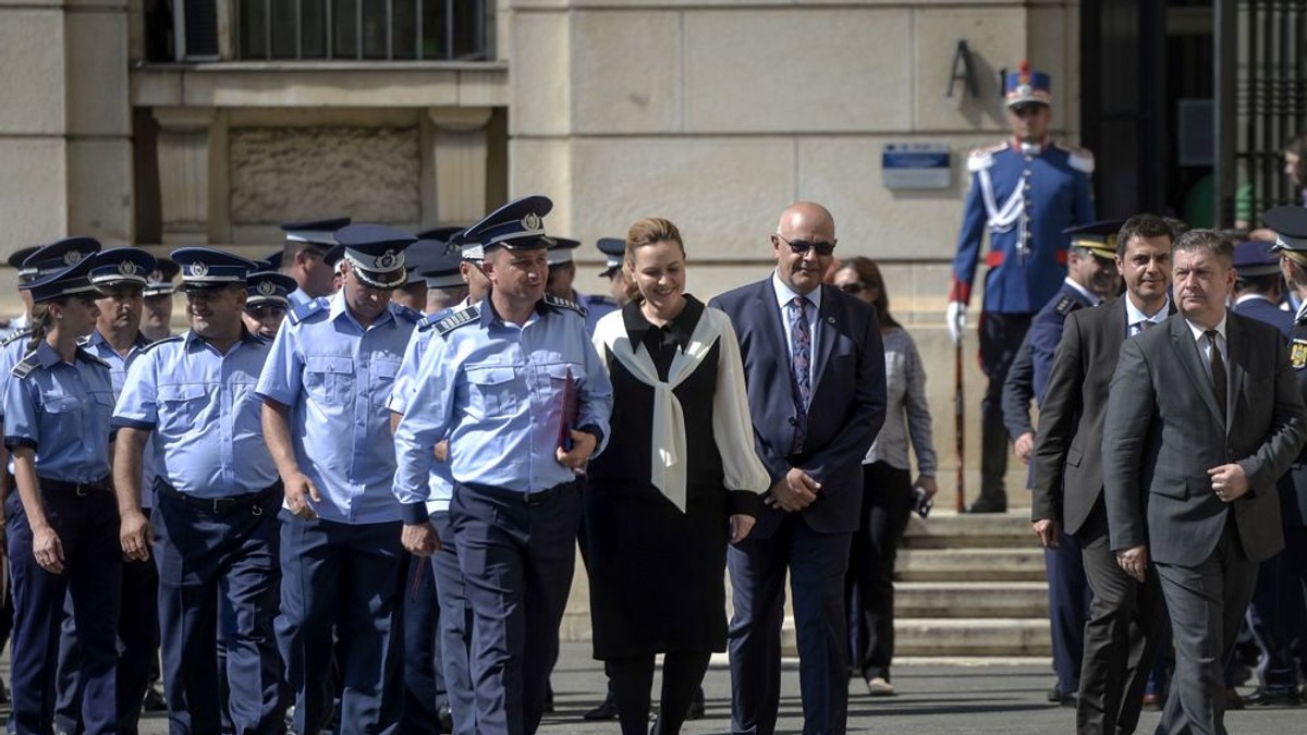 Ministrul de interne Carmen Dan le cere studenților Academiei de Poliție să nu se lase intimidați, pentru că ”nimeni nu e mai presus de lege”. Ministerul este ”este ţinta unor atacuri repetate”