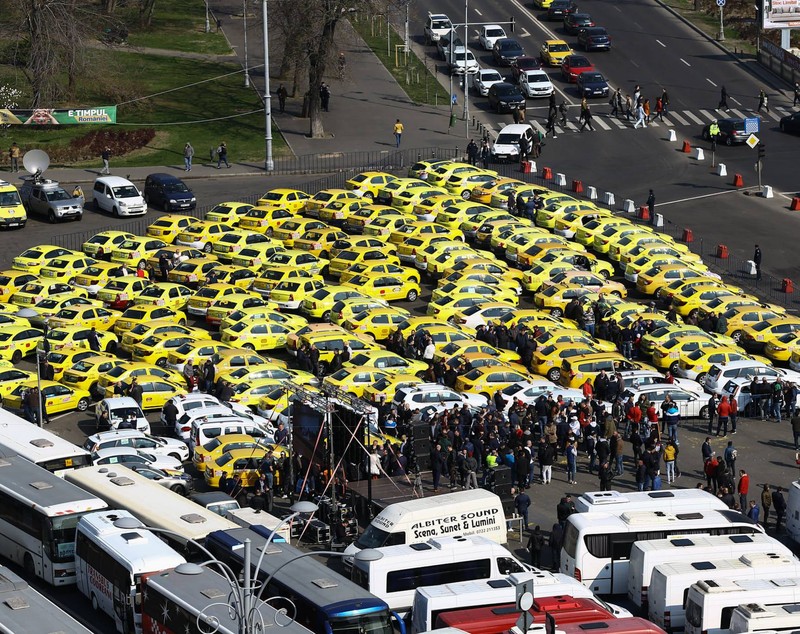 UPDATE / Transportatorii s-au înțeles cu Guvernul. Protestul din Piața Victoriei s-a încheiat cu trei ore mai devreme