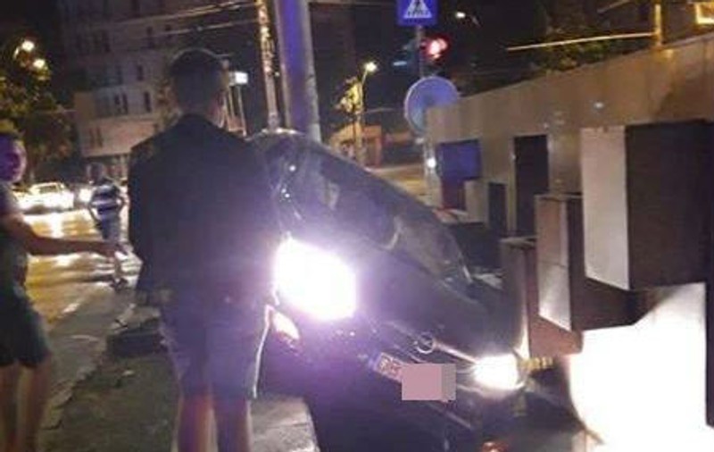 Polițiștii au urmărit un tânăr de 17 ani, băut la volan, care nu a oprit la semnalul lor. Șoferul s-a oprit într-o fântână din sectorul 2