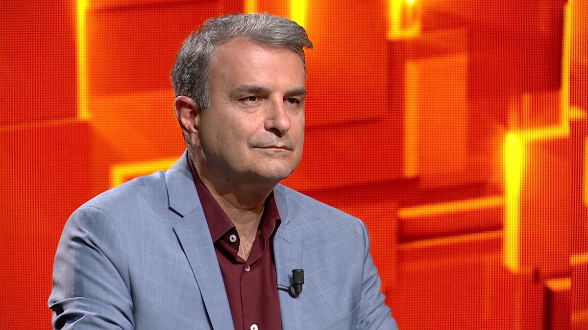 Lucian Mîndruță a făcut poze la înmormântări