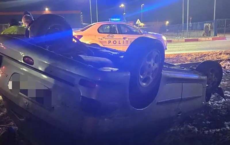 O șoferiță s-a răsturnat cu mașina într-o interesecție din Arad, în timp ce fugea de poliție. Femeia, testată pozitiv la alcool și droguri