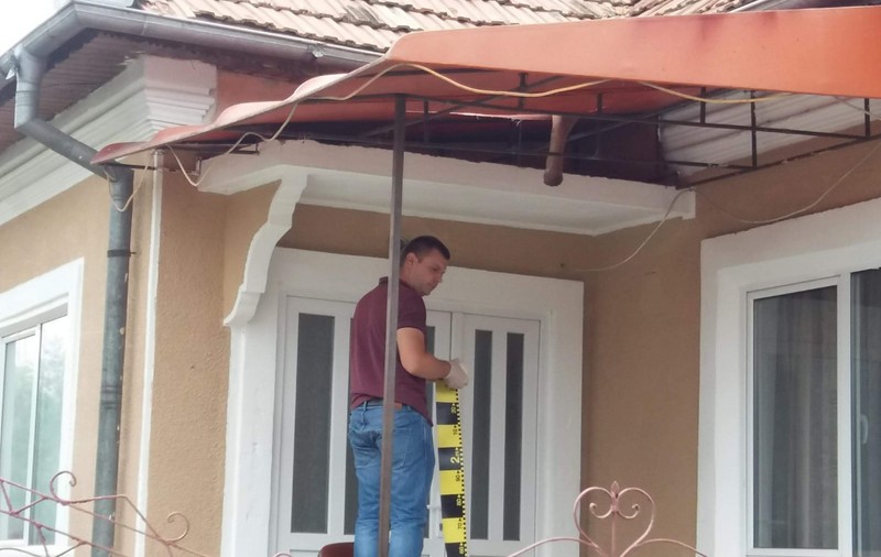 Ce a găsit o fată de 12 ani pe acoperișul unei case din Craiova. O bucată dintr-un picior de om atârna pe copertină/ GALERIE FOTO