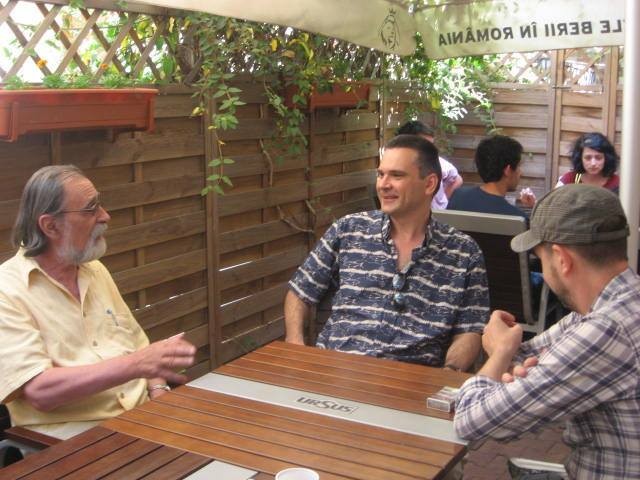 Florin Dumitrescu (centru) alături de regretatul antropolog Vintilă Mihăilescu (stânga) și de scriitorul Vasile Ernu