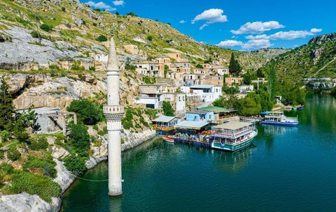 Vedere aeriană a satului Halfeti Savasan, din Șanlıurfa, Turcia