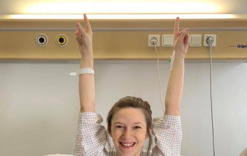 Adela Popescu a născut, după cinci ore grele de travaliu. Primele imagini din spital