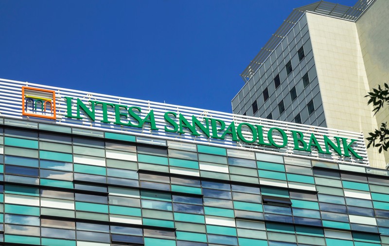 Fuziune cu scântei între First Bank și Intesa Sanpaolo România. Sistemele au funcționat prost, iar mii de oameni n-au avut acces la bani