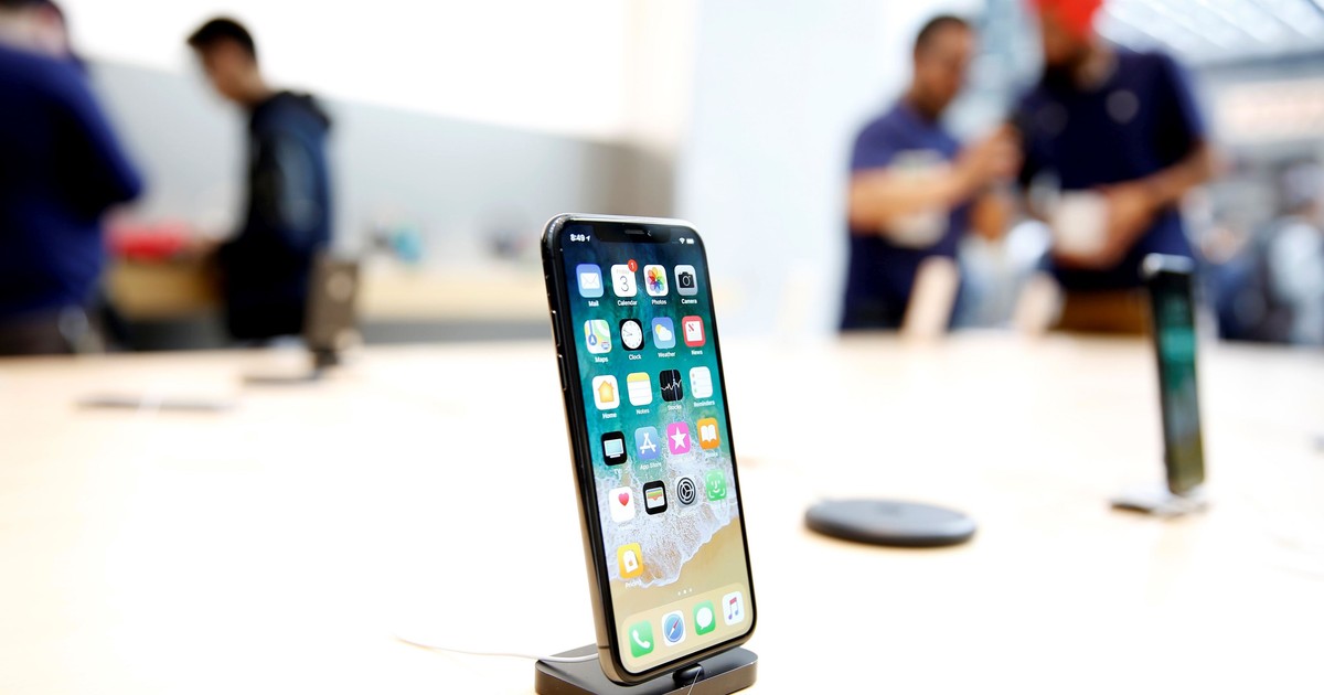 . iPhoÎnlocuirea bateriilor pentru iPhone va costa mai multne X, pe o masă