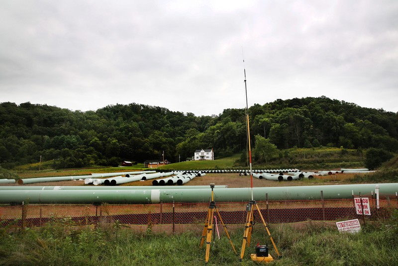 Fotografie din 2020 cu secțiuni de conducte Keystone, sistemul care aduce țiței din vestul Canadei către rafinăriile din Illinois și Texas. În ianuarie 2021, construcția ultimei faze a acestui sistem a fost sistată de președintele Joe Biden. Foto: Profimedia
