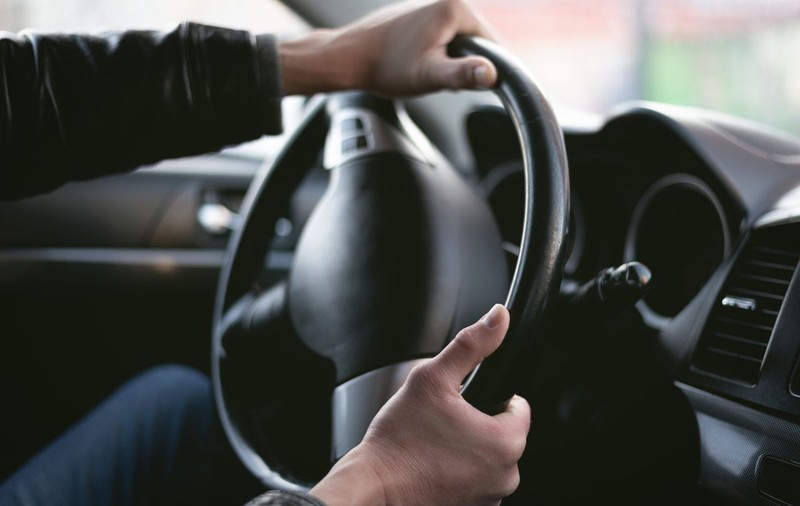 Noul Cod Rutier va sancționa șoferii care fac derapaje controlate sau care demarează agresiv pe drumurile publice. Ce amenzi vor da polițiștii