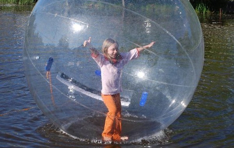 O nouă distracție de vară – joaca în water ball