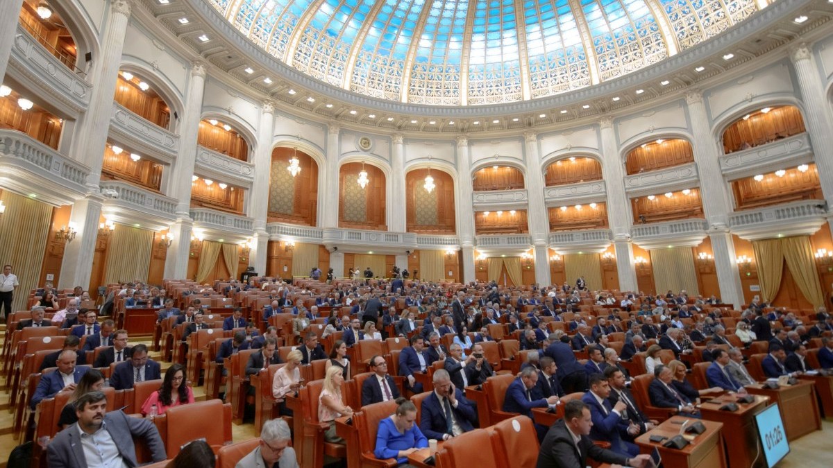 Deputați și senatori în plenul Parlamentului FOTO Hepta