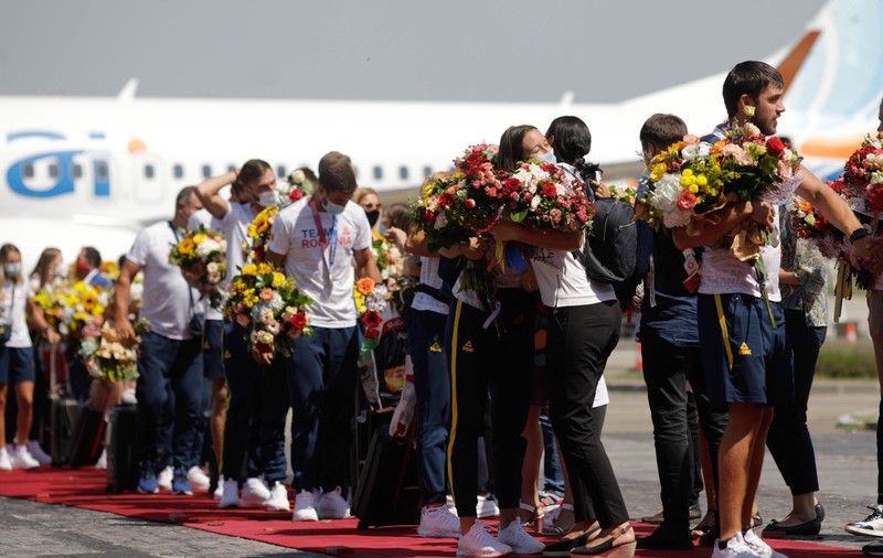Medaliaţii olimpici de la canotaj au revenit în România. Lipă: „N-am mai trăit aşa o bucurie din 2004”