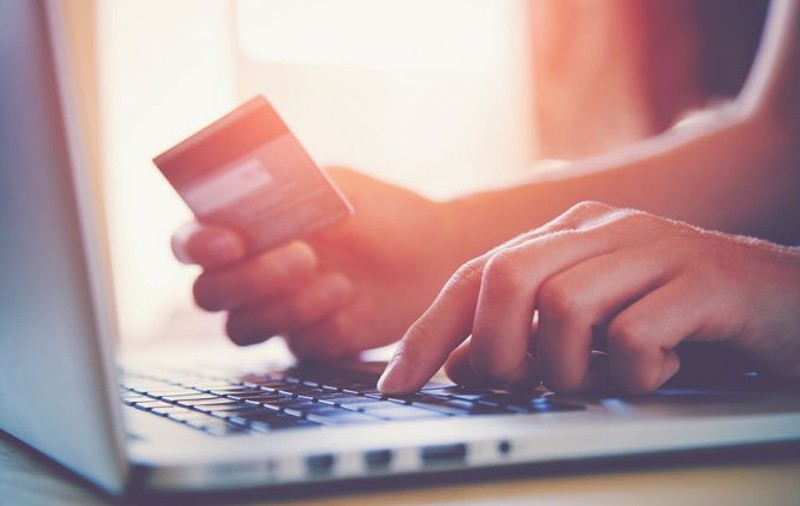 VIDEO Ce cumpără românii de pe internet. Cărțile, muzica și filmele au pierdut bătălia în on-line cu hainele