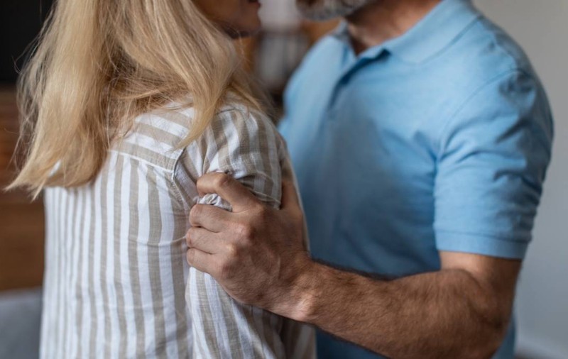 O profesoară s-a îndrăgostit de una dintre elevele sale, în Vaslui, iar soțul ei a aflat. Cum s-a încheiat telenovela