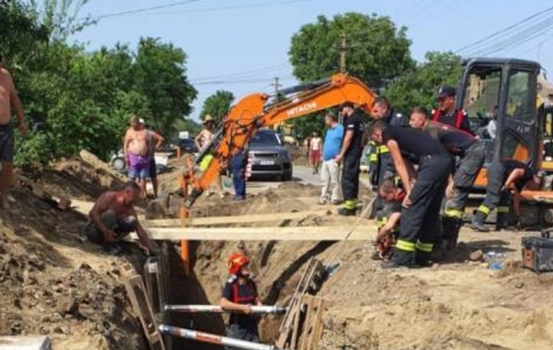 Un muncitor a murit, după ce a fost prins sub un mal de pământ în Bacova